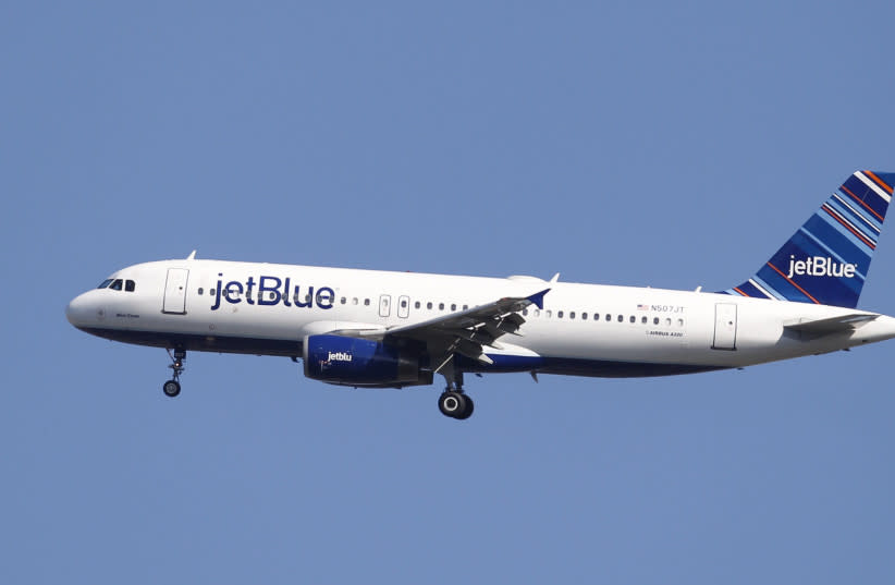 Un avión de Jet Blue aterriza en el aeropuerto de LaGuardia, en Nueva York, el 29 de agosto de 2012. (credit: REUTERS/LUCAS JACKSON)