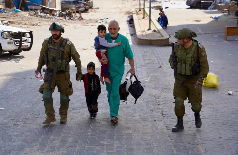  Soldados de las IDF se unen a un profesional médico de Gaza en un envío de ayuda, 11 de marzo de 2024. (credit: IDF SPOKESPERSON UNIT)