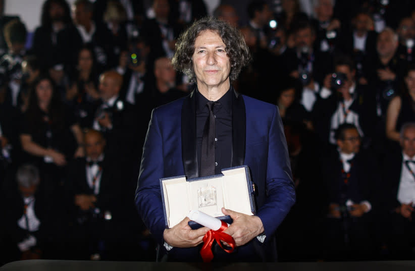 El director Jonathan Glazer, ganador del Gran Premio por la película ''La zona de interés'', posa durante el photocall tras la ceremonia de clausura del 76º Festival de Cine de Cannes en Cannes, Francia, 27 de mayo de 2023. (credit: Sarah Meyssonnier/Reuters)