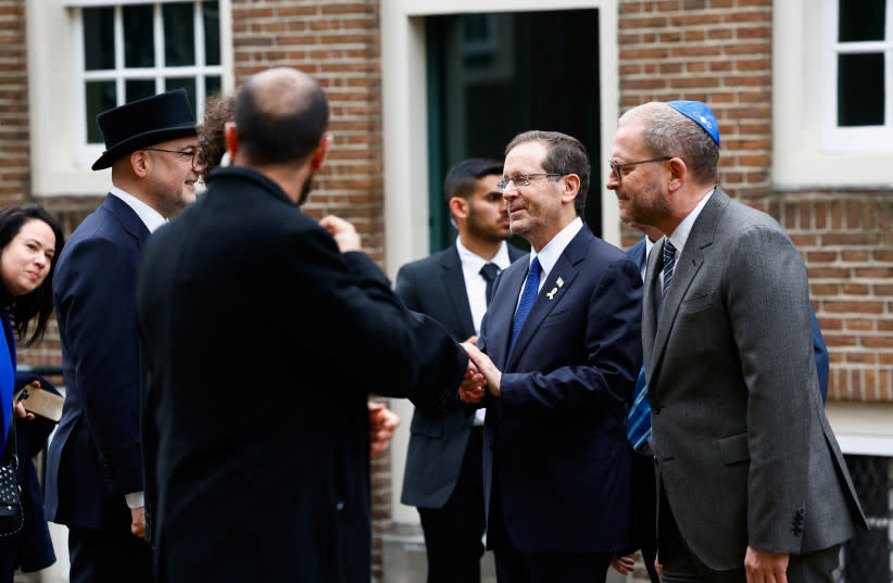  El presidente israelí Isaac Herzog llega a la Sinagoga Portuguesa el día de la inauguración del Museo Nacional del Holocausto, en Ámsterdam, Países Bajos, el 10 de marzo de 2024. (credit: REUTERS/PIROSCHKA VAN DE WOUW)