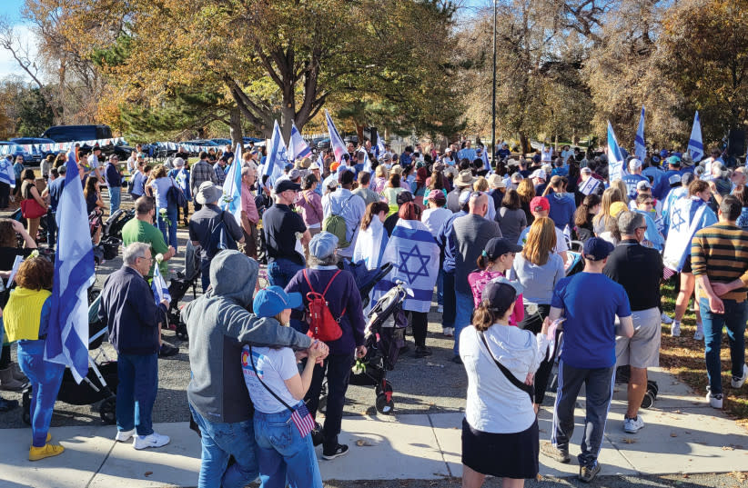  Se celebra una REUNIÓN y una marcha en el Washington Park de Denver para concienciar sobre la difícil situación de los rehenes retenidos por Hamás y abogar por su regreso sano y salvo. (credit: Eliot Penn)