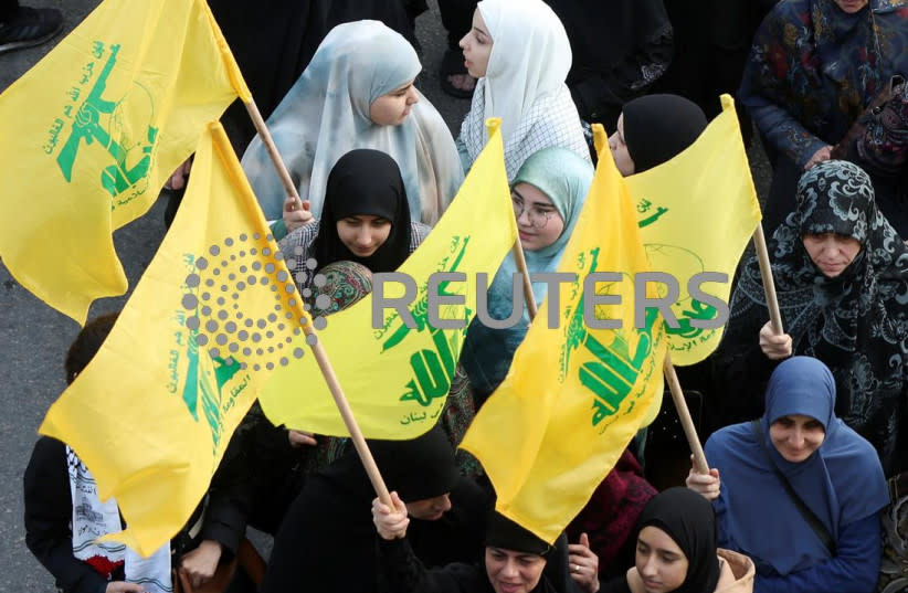 Mujeres y jóvenes portan banderas de Hezbolá durante una manifestación en apoyo a los palestinos de Gaza, en medio del actual conflicto entre Israel y el grupo islamista palestino Hamás, en Beirut, Líbano, 2 de marzo de 2024.