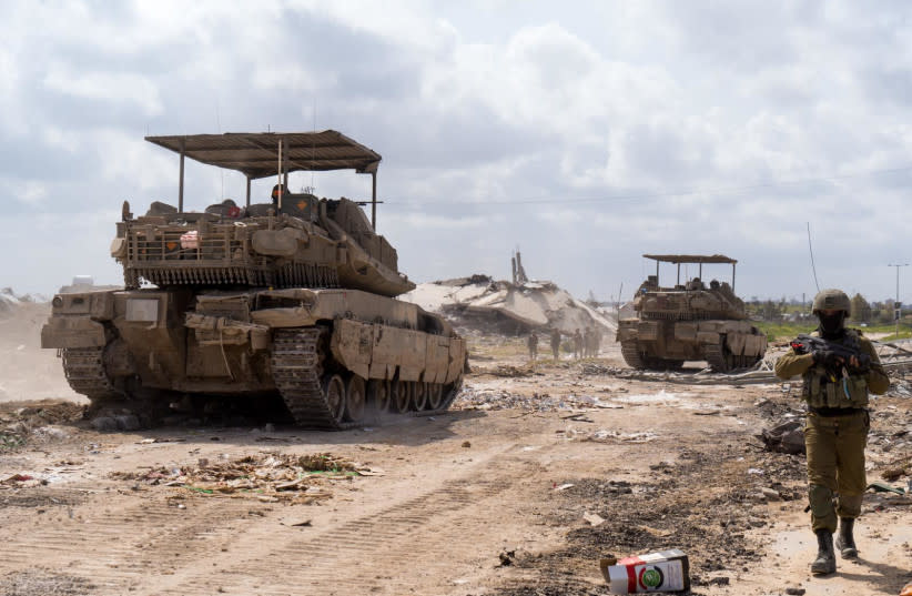  Tanque de las IDF y soldado operando en el centro de Gaza, 12 de marzo de 2024. (credit: IDF SPOKESMAN’S UNIT)