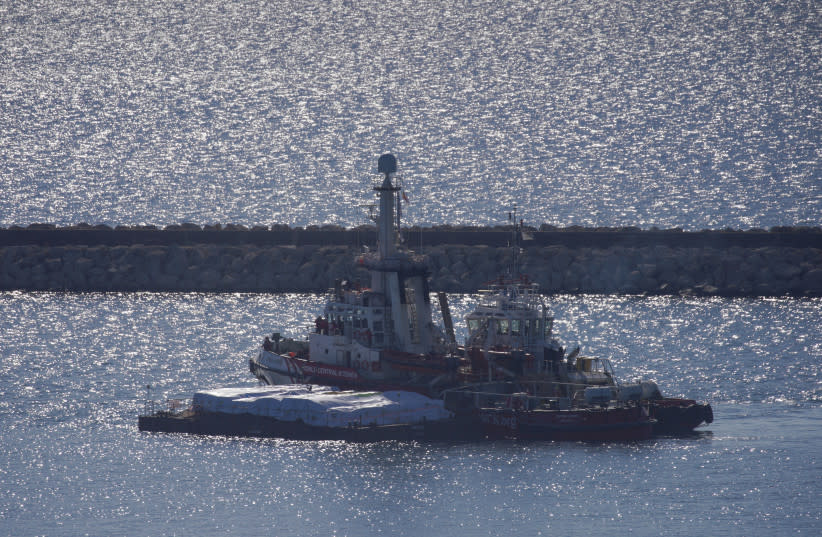 El Open Arms, buque de rescate propiedad de una ONG española, parte con ayuda humanitaria hacia Gaza desde el puerto de Larnaca, Chipre, el 12 de marzo de 2024.