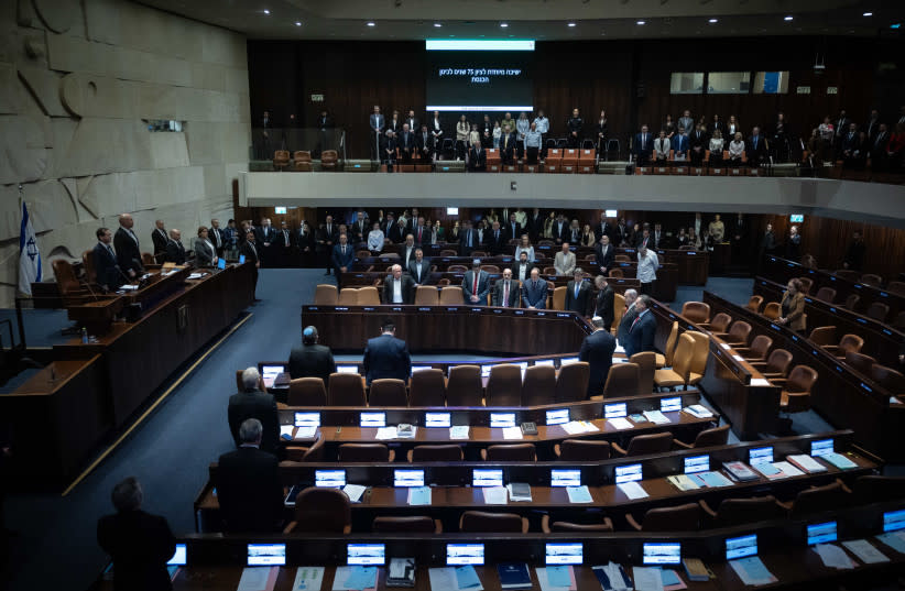 El primer ministro israelí Benjamin Netanyahu, ministros y diputados asisten a una sesión plenaria con motivo del 75º aniversario de la Knesset israelí, en el salón de actos de la Knesset, el parlamento israelí en Jerusalén, el 24 de enero de 2024.