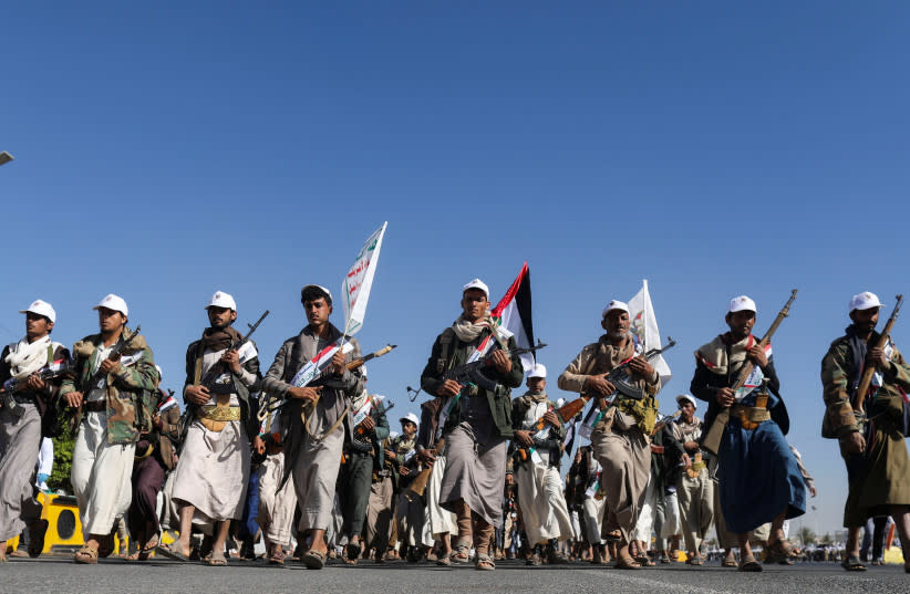  Combatientes recién reclutados que se unieron a una fuerza militar Houthi destinada a ser enviada a luchar en apoyo de los palestinos en la Franja de Gaza, marchan durante un desfile en Sanaa, Yemen 2 de diciembre 2023. (credit: REUTERS/KHALED ABDULLAH)