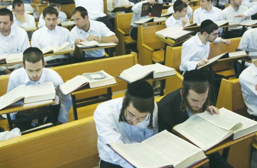  ALUMNOS ULTRAORTODOXOS estudian en la Yeshiva Mir de Jerusalén (credit: REUTERS)