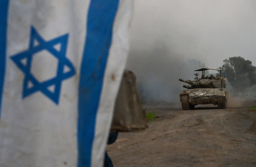  Un tanque israelí en una zona de reagrupamiento cerca de la frontera israelí con Siria, en los Altos del Golán, norte de Israel, el 9 de enero de 2024. (credit: MICHAEL GILADI/FLASH90)
