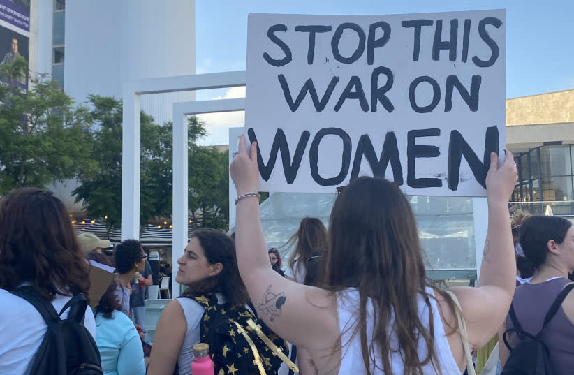  Mujeres protestan en la plaza Habima de Tel Aviv contra la anulación del caso Roe contra Wade en Estados Unidos, 28 de junio de 2022. (credit: Shira Silkoff)