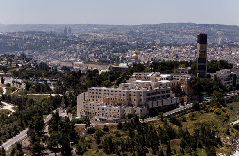  Una vista aérea muestra la Cúpula de la Roca en frente y la Universidad Hebrea de Jerusalén, en Jerusalén, 26 de abril de 2023. (credit: AMIR COHEN/REUTERS)