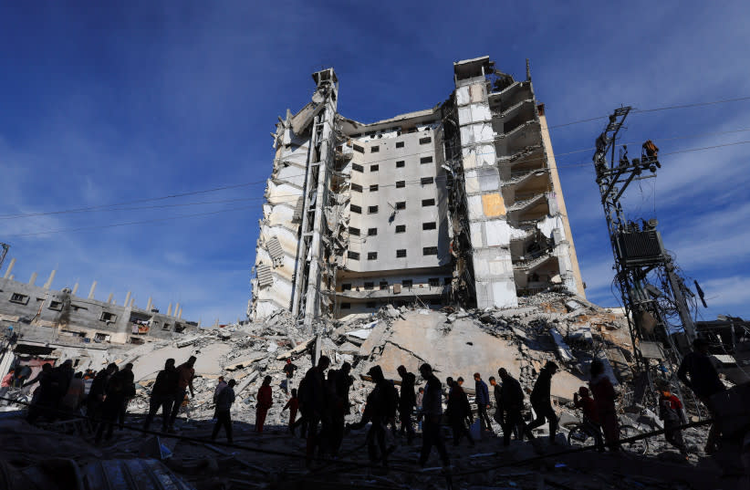  Palestinos se reúnen cerca de un edificio dañado por un ataque aéreo israelí en Rafah, en el sur de la Franja de Gaza 9 de marzo de 2024 (credit: MOHAMMED SALEM/REUTERS)