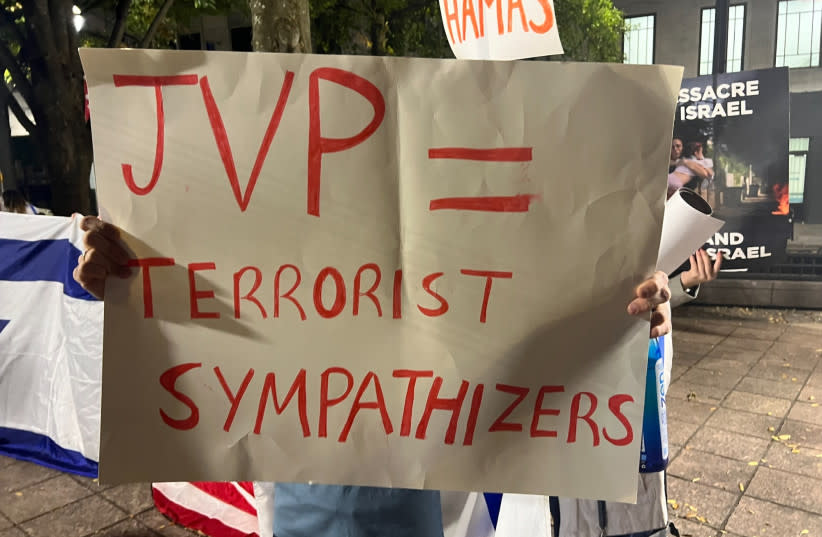  Defensores PRO-ISRAEL protestan frente a una concentración del JVP en Atlanta, el pasado martes. (credit: Cheryl Dorchinsky/Atlanta Israel Coalition)