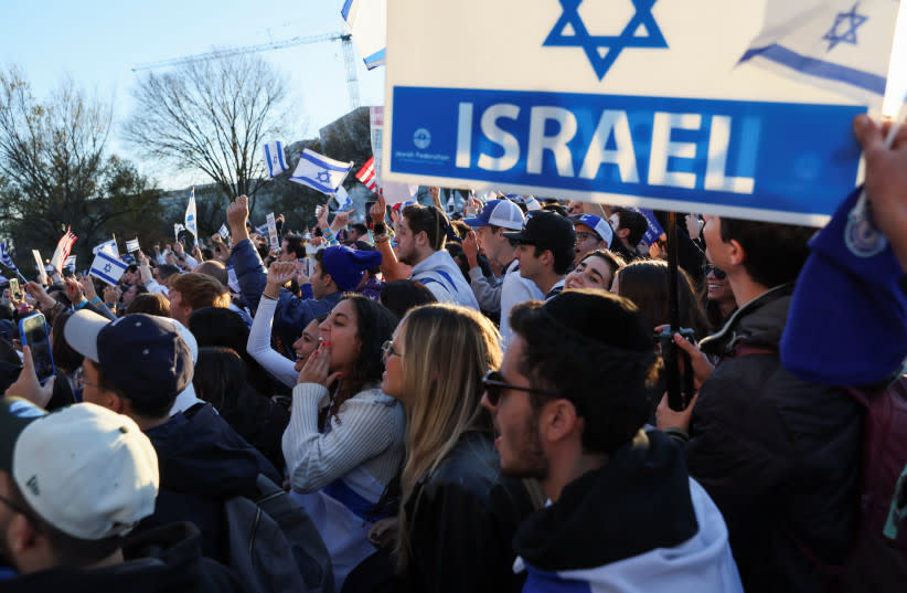  Estadounidenses israelíes y partidarios de Israel se reúnen en solidaridad con Israel y protestan contra el antisemitismo, en medio del actual conflicto entre Israel y Hamás, durante una concentración en el National Mall de Washington, Estados Unidos, el 14 de noviembre de 2023. (credit: REUTERS/LEAH MILLIS)