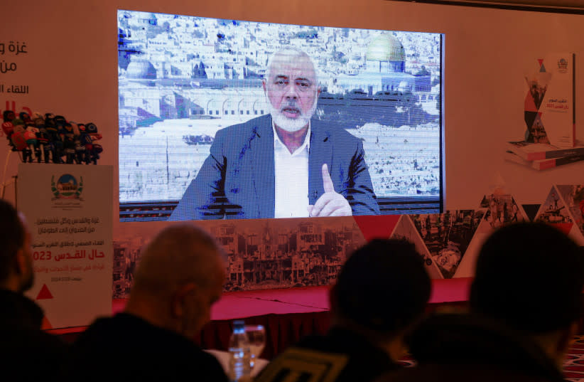  El líder de Hamás, Ismail Haniyeh, habla en un mensaje pregrabado que se muestra en una pantalla durante un acto de prensa para la Institución Internacional Al Quds en Beirut, Líbano, 28 de febrero de 2024. (credit: REUTERS/MOHAMED AZAKIR/FILE PHOTO)