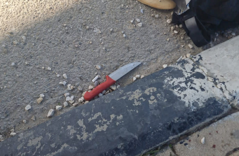  El cuchillo utilizado en el apuñalamiento cerca de la entrada de la ciudad de Jerusalén, 13 de marzo de 2024. (credit: MAARIV)