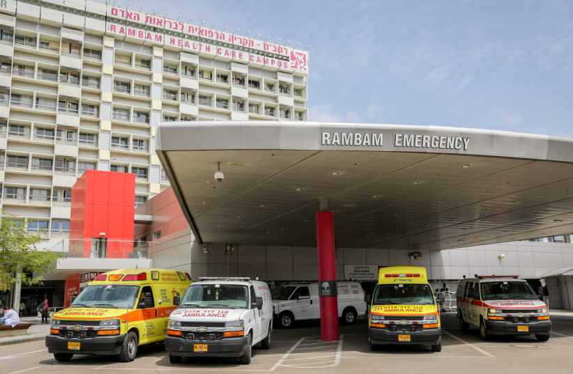 Ambulancias frente al Hospital Rambam de Haifa, el 30 de marzo de 2020. (credit: YOSSI ALONI/FLASH90)