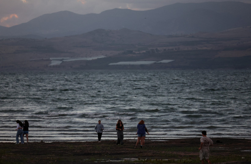  Displaced teenagers who were evacuated from moshav Dishon near Israel's border with Lebanon, play by the Sea of Galilee in northern Israel, November 20, 2023. (credit: ATHIT PERAWONGMETHA / REUTERS)