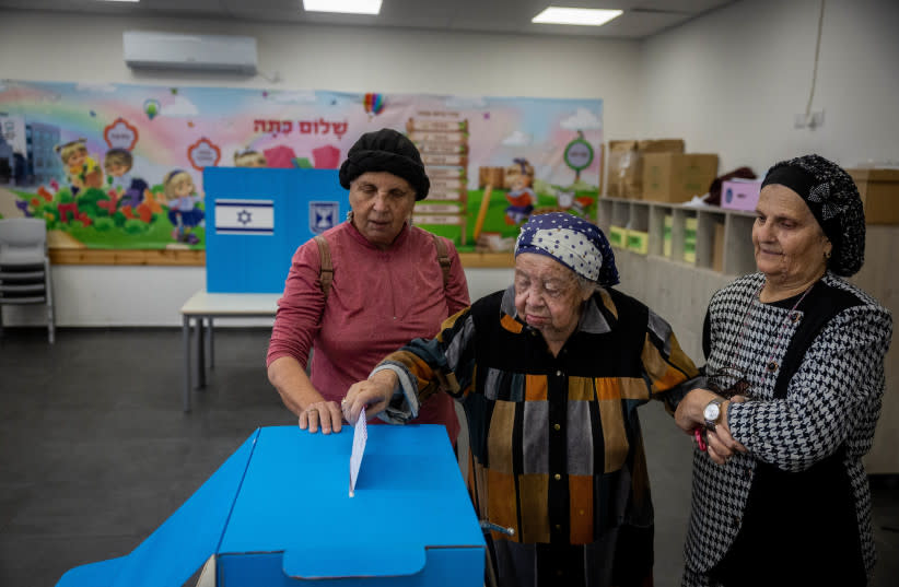  Una mujer de 94 años deposita su voto en las elecciones generales israelíes, en un colegio electoral de Jerusalén, el 1 de noviembre de 2022. (credit: YONATAN SINDEL/FLASH90)