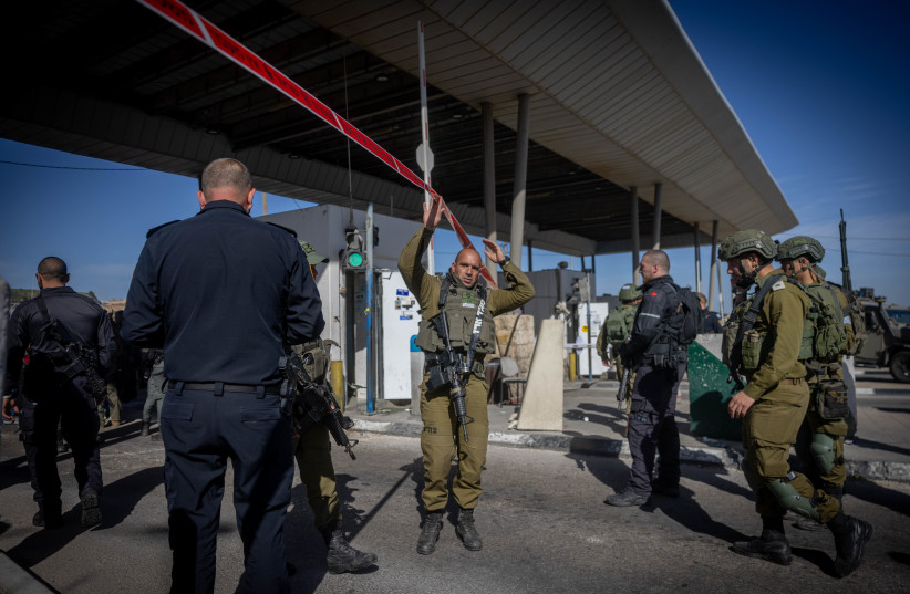  Security forces at the scene in response to Wednesday's stabbing outside Jerusalem, March 13, 2024 (credit: Chaim Goldberg/Flash90)