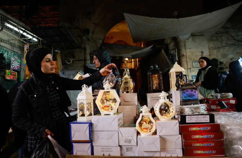Una mujer sostiene un farol en un mercado durante el mes sagrado musulmán del Ramadán, en la Ciudad Vieja de Jerusalén, 10 de marzo de 2024.