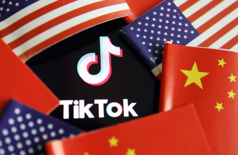  Banderas de China y Estados Unidos se ven cerca de un logotipo de TikTok en esta imagen de ilustración tomada el 16 de julio de 2020 (credit: REUTERS/FLORENCE LO/ILLUSTRATION)