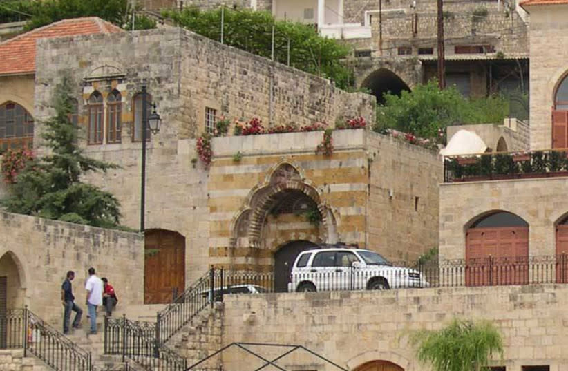 En el centro de la foto, la sinagoga de Deir el Qamar, del siglo XVII, abandonada pero aún intacta. (credit: PUBLIC DOMAIN)