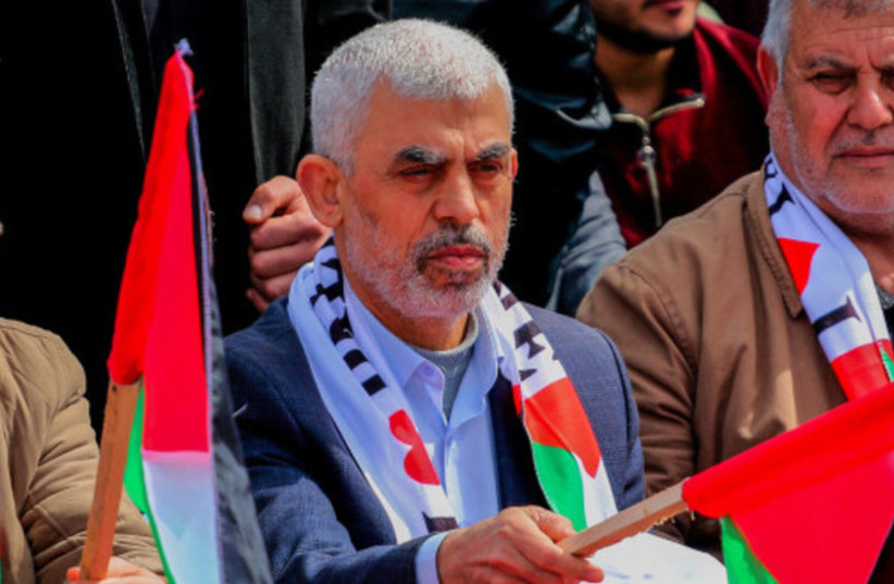  Yahya Sinwar, líder de Hamás en la Franja de Gaza, asiste a una concentración con motivo del aniversario del Día de la Tierra, en la ciudad de Gaza, el 30 de marzo de 2022. (credit: ATTIA MUHAMMED/FLASH90)