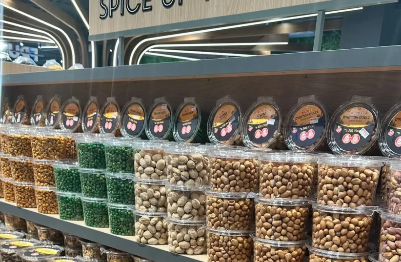  Spices and crackers stand at the KPS branch, SPAR Israel   (credit: walla!)