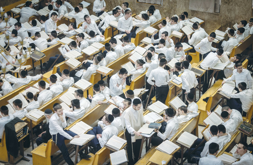  ESTUDIANTES HAREDI aprenden en una yeshiva. (crédito: FLASH90/CHAIM GOLDBERG)