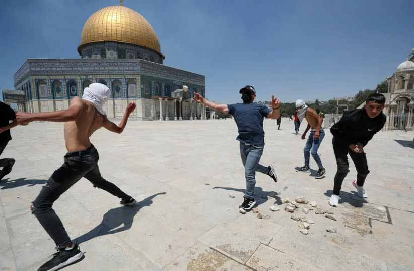 Palestinos durante los enfrentamientos en el complejo de la Mezquita de Al-Aqsa en el Monte del Templo en Jerusalén.  18 de junio de 2021 (crédito: REUTERS)