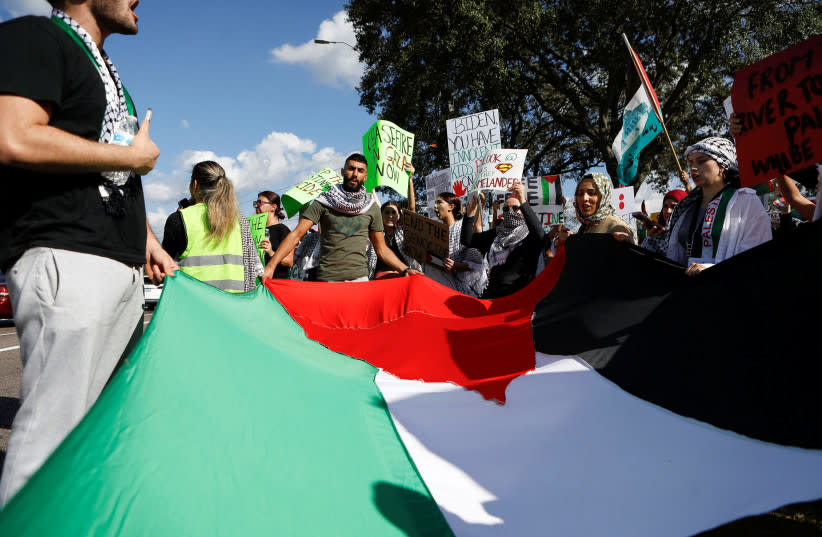 La gente asiste a una manifestación pidiendo un alto el fuego en Gaza, en medio del conflicto en curso entre Israel y Hamás, en Tampa, Florida, EE.UU.  UU., el 21 de octubre de 2023. (crédito: OCTAVIO JONES/REUTERS)