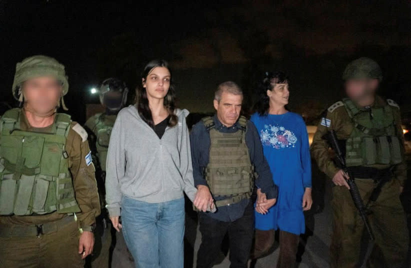 Judith Tai Raanan y su hija Natalie Shoshana Raanan, ciudadanas estadounidenses tomadas como rehenes por militantes palestinos de Hamás, caminan cogidas de la mano del general de brigada (retirado) Gal Hirsch, coordinador israelí para los cautivos y desaparecidos, tras ser liberadas por los militan