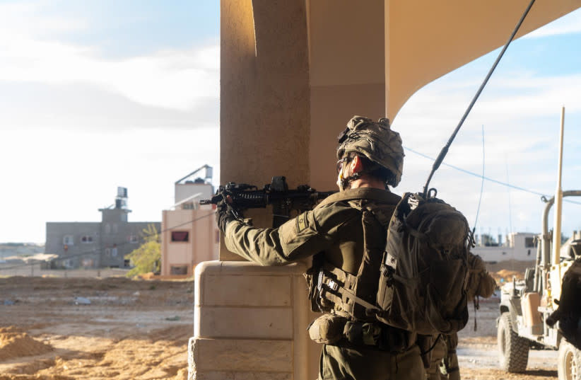  Soldados de las IDF operando en Khan Yunis en la Franja de Gaza, 16 de marzo de 2024. (credit: IDF SPOKESMAN’S UNIT)
