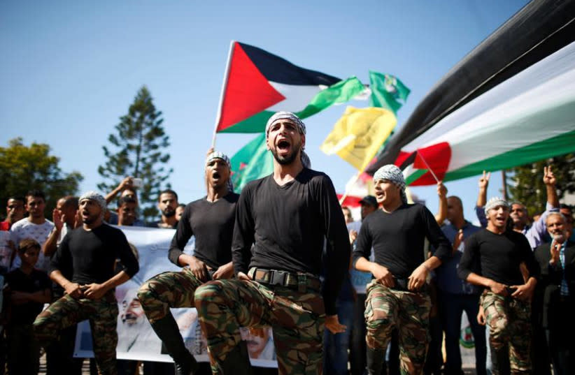  Palestinos desfilan durante las celebraciones después de que Hamás dijera que había alcanzado un acuerdo con su rival palestino Fatah, en la ciudad de Gaza, 12 de octubre de 2017. (credit: REUTERS/SUHAIB SALEM)