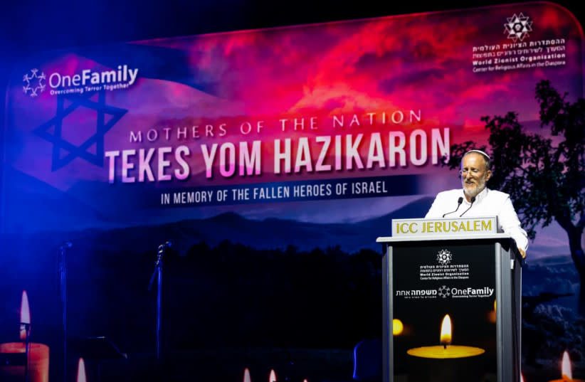  El rabino Leo Dee interviene en una ceremonia del Día de Conmemoración de Israel. (credit: Ariel Ohana)