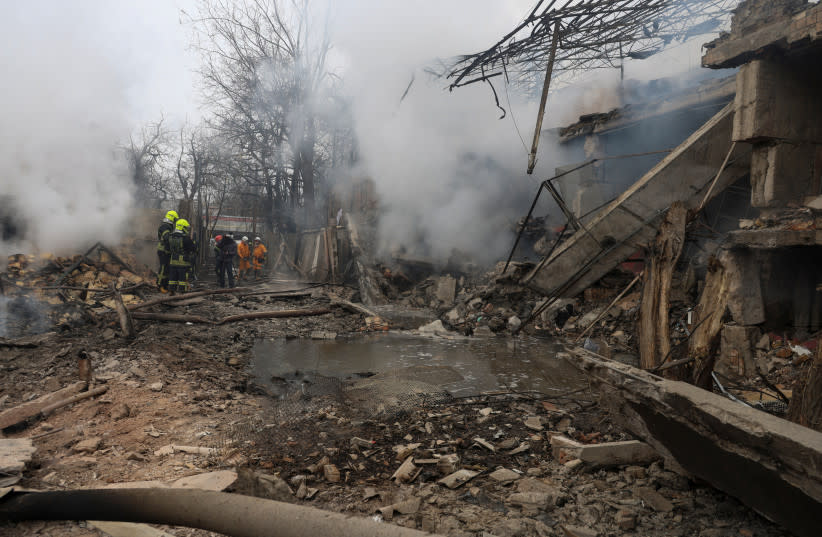  Rescatistas trabajan en el sitio de una zona residencial alcanzada por un ataque con misiles rusos, en medio del ataque de Rusia a Ucrania, en Odesa, Ucrania 15 de marzo 2024. (credit: REUTERS/STRINGER)