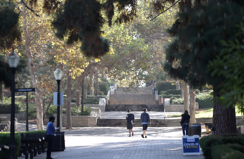  La gente camina por el campus de la Universidad de California en Los Ángeles (UCLA) antes del inicio del semestre (credit: REUTERS/LUCY NICHOLSON)