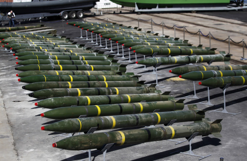  Cohetes M302 encontrados a bordo del buque Klos C se exhiben en una base de la marina israelí en la ciudad turística de Eilat, en el Mar Rojo, 10 de marzo de 2014. El buque incautado por la marina israelí bajo sospecha de contrabando de armas de Irán a la Franja de Gaza atracó el sábado en Israel,  (credit: AMIR COHEN/REUTERS)