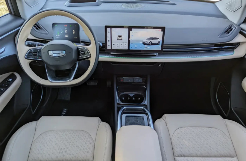  Geely: the screen has increased to 14.6 inches and the floating central console has been eliminated in favor of improved access to the charging sockets and cup holders (credit: Kenan cohen, walla!)