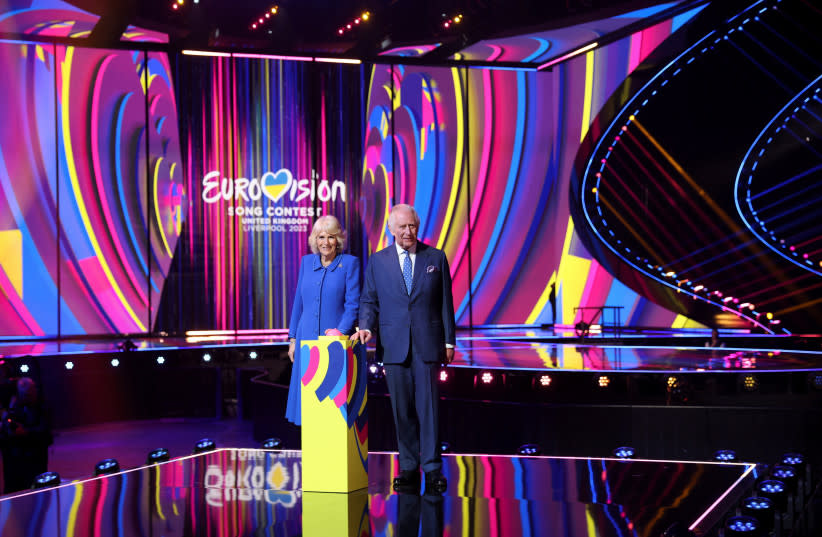  El rey Carlos de Inglaterra y Camilla, reina consorte, encienden la iluminación del escenario en su visita a la sede del Festival de Eurovisión de este año, el M&S Bank Arena de Liverpool, Gran Bretaña 26 de abril de 2023. (credit: PHIL NOBLE/REUTERS)