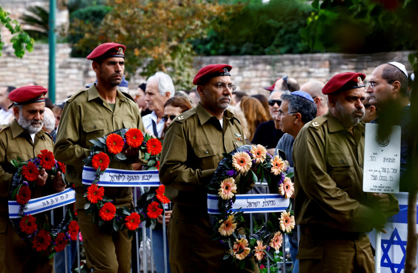  Soldados israelíes llevan flores en el funeral por el sargento mayor Omri Ben Shachar, soldado de la reserva israelí muerto durante la operación terrestre en curso del ejército de Israel contra Hamás en Gaza, en el cementerio de Kiryat Shaul, en Tel Aviv (Israel), el 10 de diciembre, (credit: REUTERS/CLODAGH KILCOYNE)