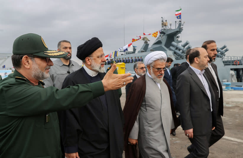  El presidente iraní Ebrahim Raisi visita el equipamiento militar de la Armada del IRGC en Bandar Abbas, Irán, 2 de febrero de 2024. (credit: Iran’s Presidency/WANA/Handout via Reuters)