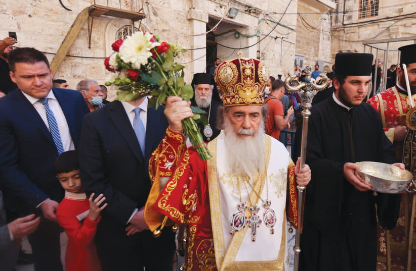  El Patriarca ORTODOCO GRIEGO de Jerusalén Teófilo III dirige la ceremonia del ''Lavatorio de los pies'' ante la Iglesia del Santo Sepulcro en la Ciudad Vieja de Jerusalén en abril de 2022. (credit: RONEN ZVULUN/REUTERS)