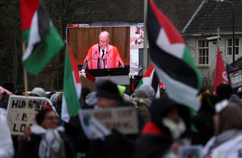  Protestas cerca de la CIJ de La Haya mientras Israel y Sudáfrica se enfrentan en el caso del genocidio de Gaza (credit: REUTERS/THILO SCHMUELGEN)