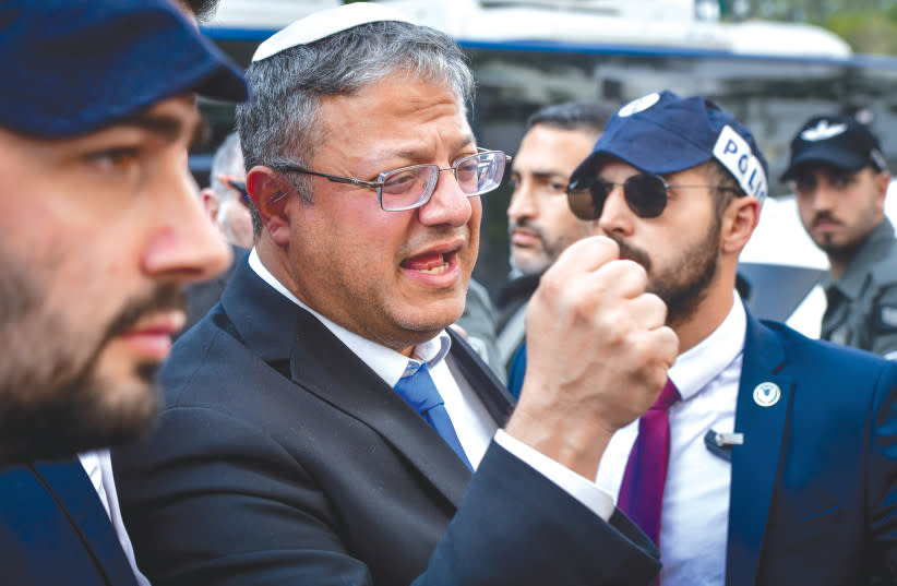  El ministro de Seguridad Nacional, Itamar Ben-Gvir, llega a un colegio electoral en Tel Aviv, el día de las elecciones locales de la semana pasada. (credit: AVSHALOM SASSONI/FLASH90)