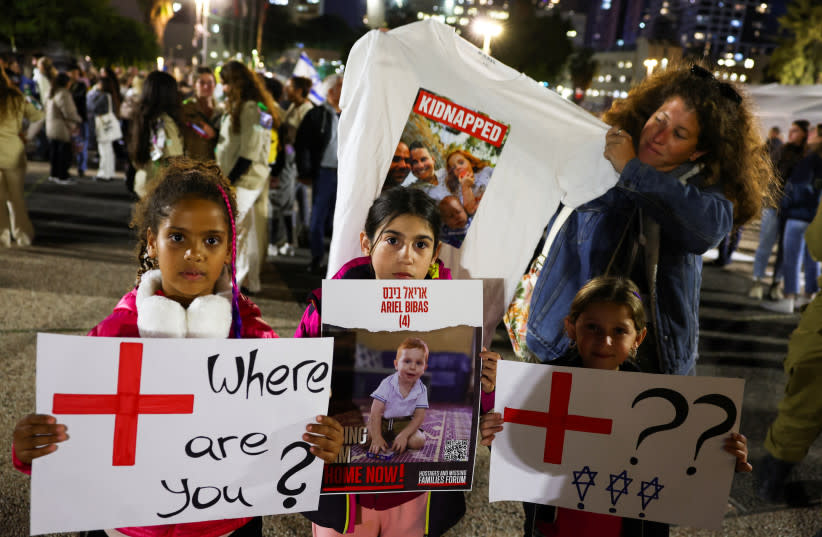 Un grupo de personas sostiene pancartas y una camiseta pidiendo la liberación de los rehenes durante el acuerdo de intercambio de rehenes y prisioneros entre Hamás e Israel, en Tel Aviv, Israel, 28 de noviembre de 2023.