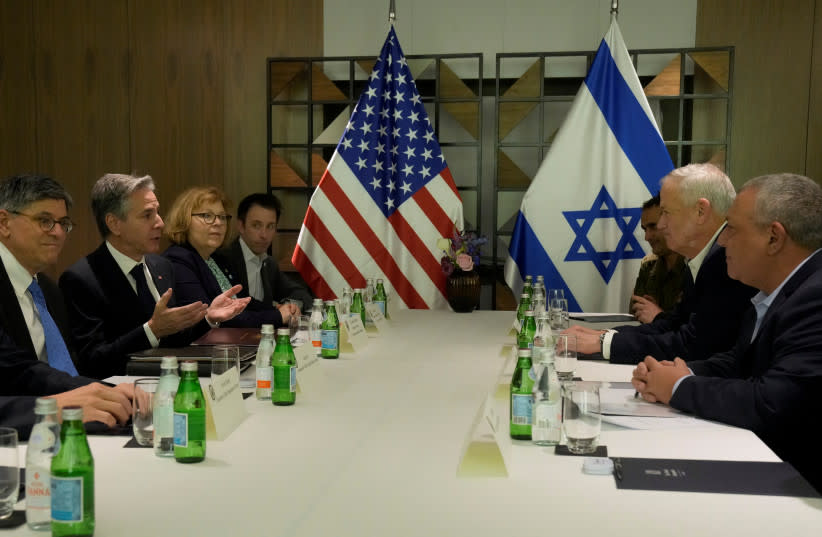  El secretario de Estado estadounidense Antony Blinken se reúne con el ex jefe de las Fuerzas de Defensa de Israel (FDI) Gadi Eisenkot y el ex ministro de Defensa israelí Benny Gantz en Tel Aviv, Israel, jueves 8 de febrero de 2024. (credit: Mark Schiefelbein/Reuters)