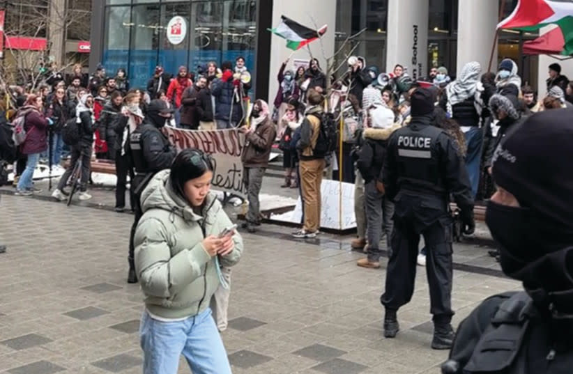  Grupos PRO-PALESTINOS bloquean la entrada al edificio Bronfman, en el campus de la Universidad McGill de Montreal, el mes pasado. (credit: BARAK LAPID)