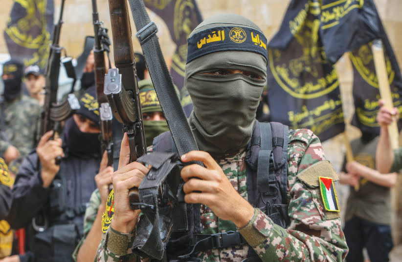  Simpatizantes de Hamás y la Yihad Islámica participan en una concentración celebrada el año pasado en el sur de la Franja de Gaza con motivo de un mortífero tiroteo en Tel Aviv. (credit: ATTIA MUHAMMED/FLASH90)