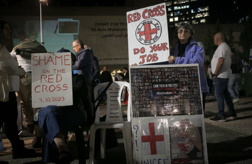  Israelíes protestan contra la Cruz Roja en la Plaza de los Rehenes de Tel Aviv. 14 de diciembre de 2023. (credit: MIRIAM ALSTER/FLASH90)